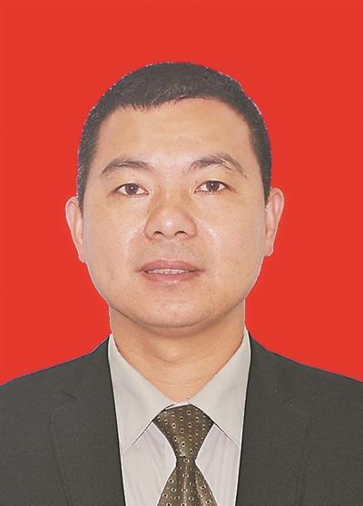 福建武平的钟亮生，如今躺在病床上，鼻咽癌晚期。
他虚弱得起不来身，拉着家里人的手