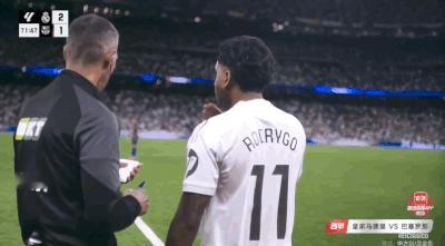 皇马2比1巴萨皇马2-1巴萨赛后风波：维修斯被换下爆粗，直言“现在就离队” 昨日