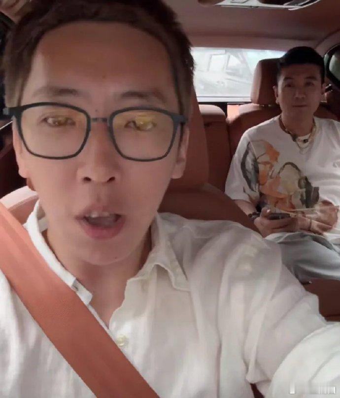刘爽与杨子关系密切，似穿一条裤子般要好。为流量考量，二人如今终于紧紧黏在一起，引