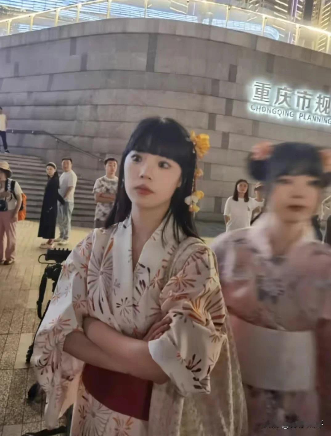 三个动作足以说明，女子就根本没把民族情怀放在心上，没把大爷大妈的指责当回事！也根