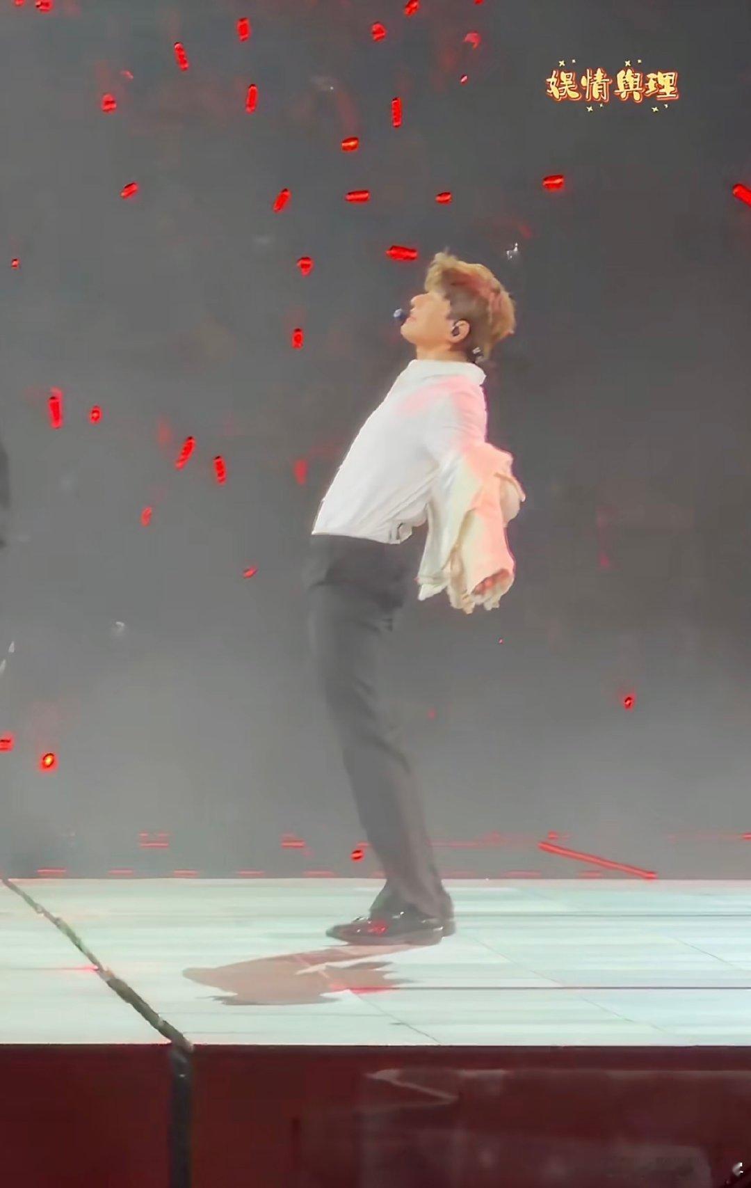 张杰会跳多跳 张杰的唱跳舞台直接封神！又唱又跳全程稳到离谱，体力唱功双在线，内娱