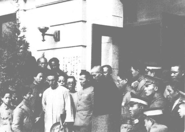 九一八事变后，各地学生纷纷组织请愿团，赴南京请愿，要求国民政府出兵抗日。图为蒋介