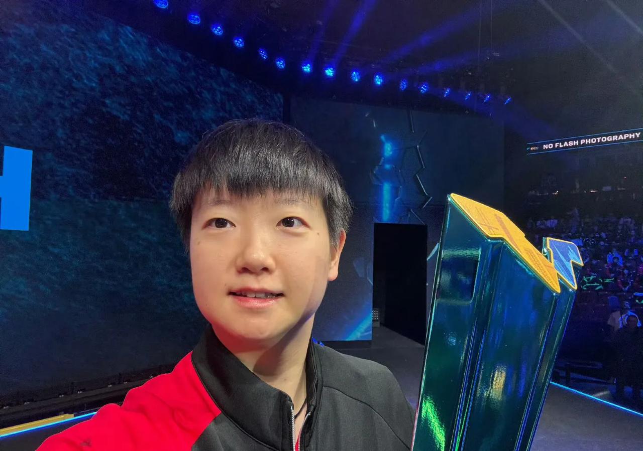 孙颖莎🇨🇳女单冠军自拍照[赞]！
2025WTT欧洲大满贯瑞典站女单冠军自拍