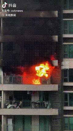 “这大哥火了！”广东番禺，一小区内大火突然来袭，把整个小区搅得人心惶惶。滚滚浓烟