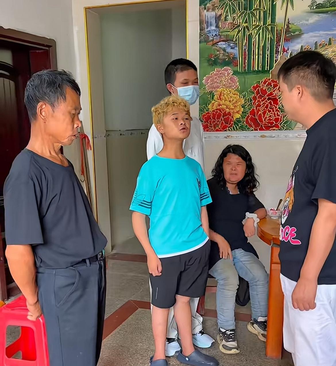 “小马云”范小勤哥哥范小勇疑被“封脸”！最新视频中，他只能戴口罩现身，其他人都露