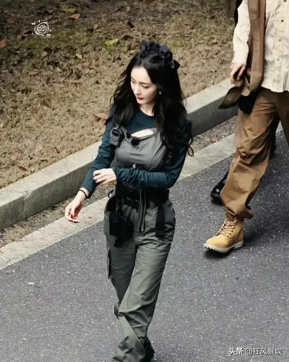 杨幂，美得让人心痒！

最近一组杨幂活动生图引发热议。她没穿标志性的性感礼裙，只