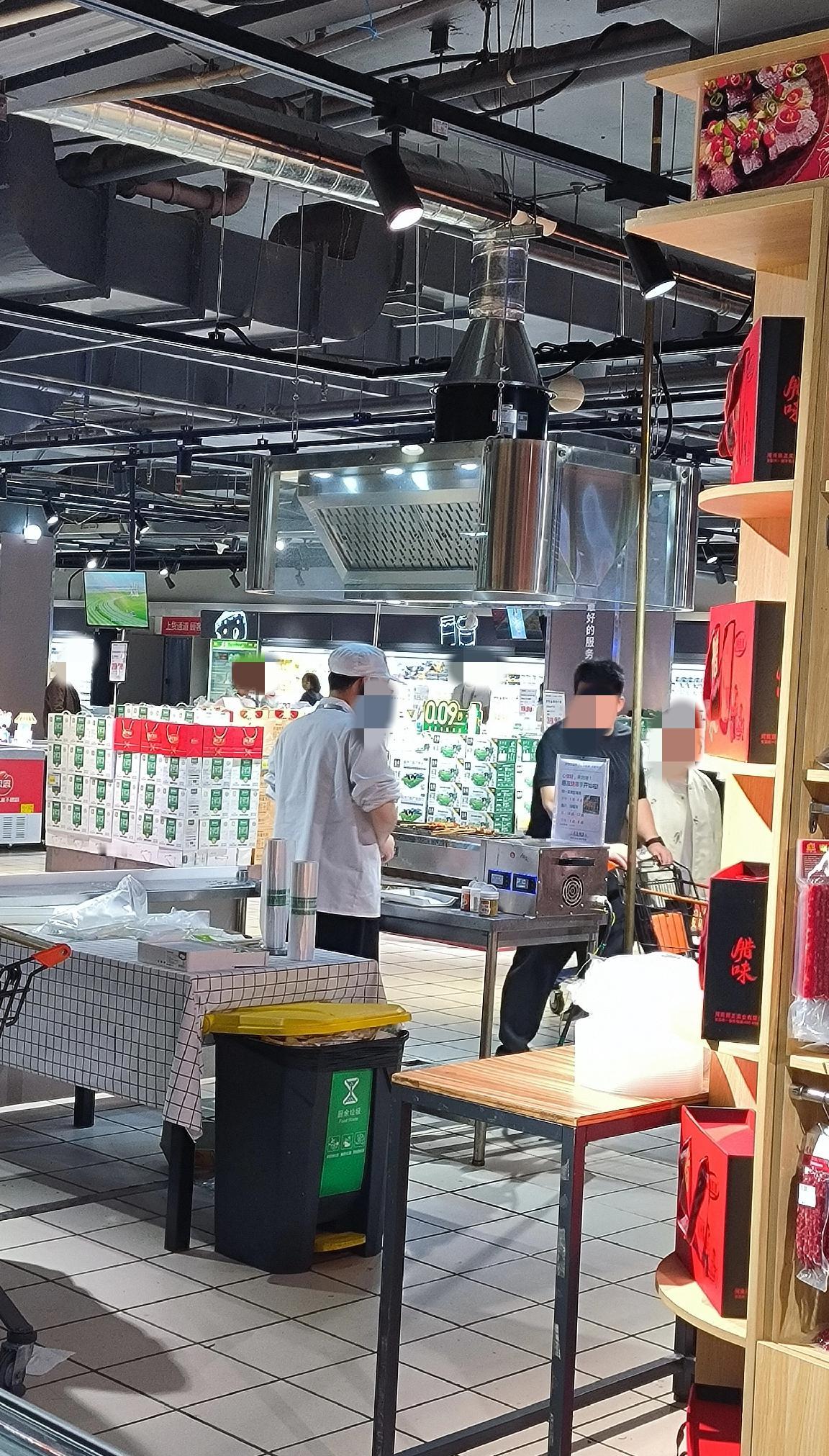 坐标保定惠友超市(西苑店)。
原来在超市里卖烧烤的摊位，已经进行了整改，安上了抽