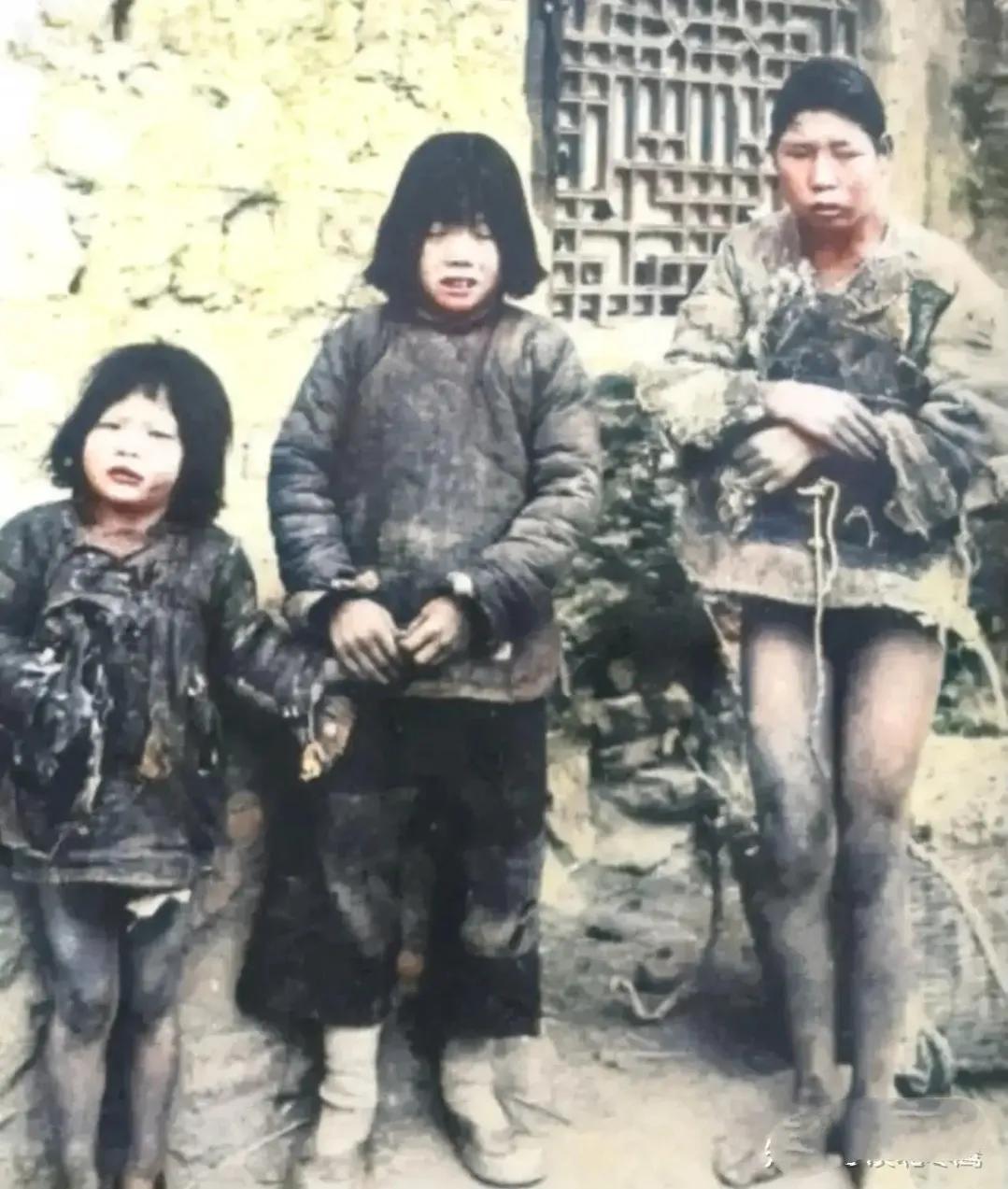 这张照片中，三个孩子在严寒的冬天站在人市上被出售，其中一个孩子下身没有衣裤，没有