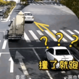 白车司机一分钟之内连续四个动作，说明白车司机根本不会开车。
白车先是闯红灯，不会