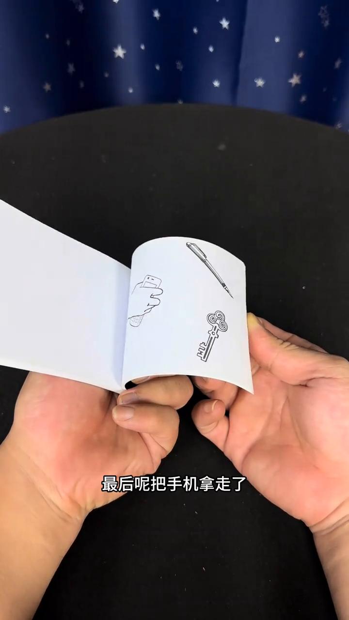 如果用这个魔术逗下身边的朋友肯定特别的有意思。书的上方有手机、笔和钥匙，可以让朋