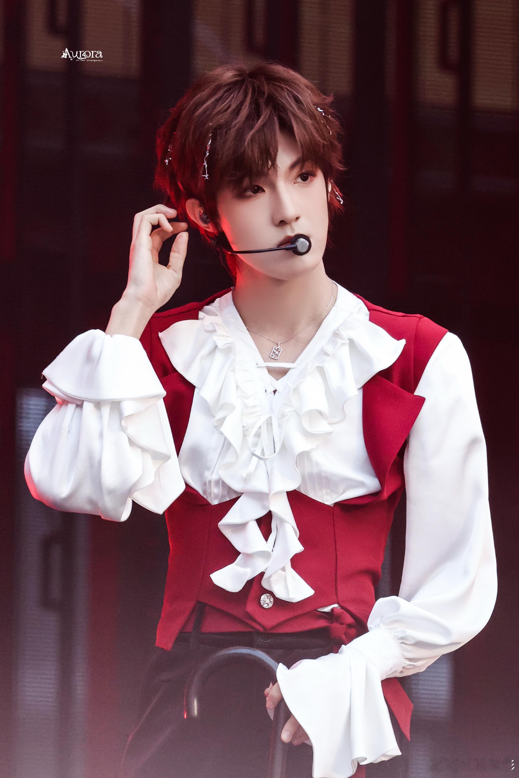 张泽禹冬日小樱桃look 红白配色本身就很适合舞台，配上他的表现力，整个人又甜又