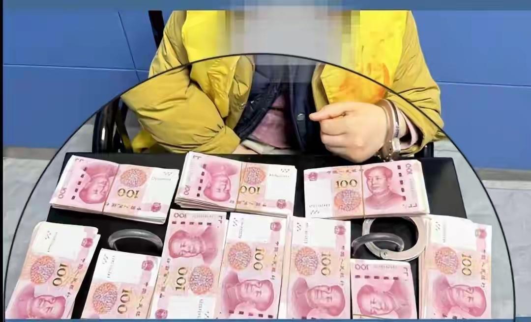 90岁老人退休金取回家积攒，发现少了10万元，民警调查：护工妻子打扫时发现洗衣机