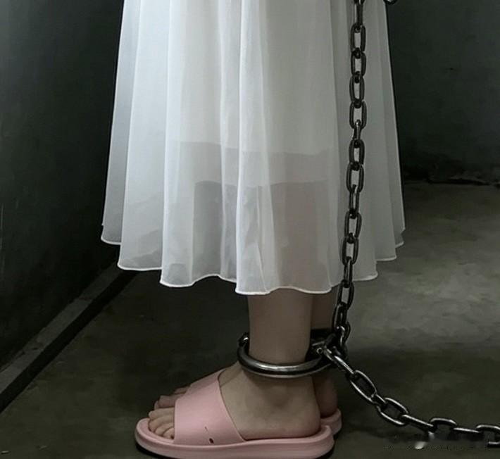 手铐，脚镣，本不该属于这样一个外表柔弱的白裙女子你会同情戴镣铐的女犯吗 沉重脚镣