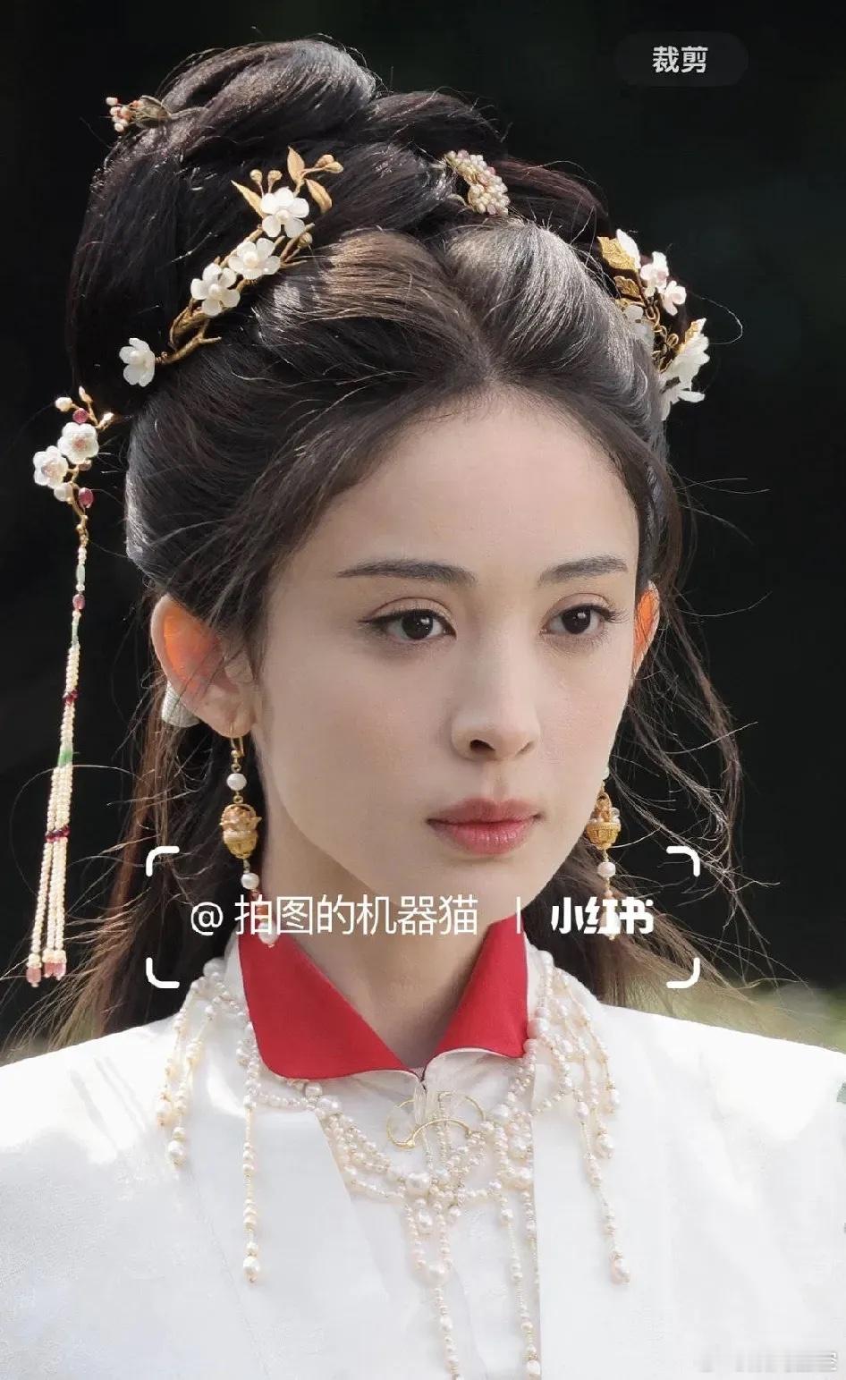 终于找到娜扎不适合古装的原因了，拍古装戏时眼妆都会画的很淡，娜扎双眼皮太深，眼睛