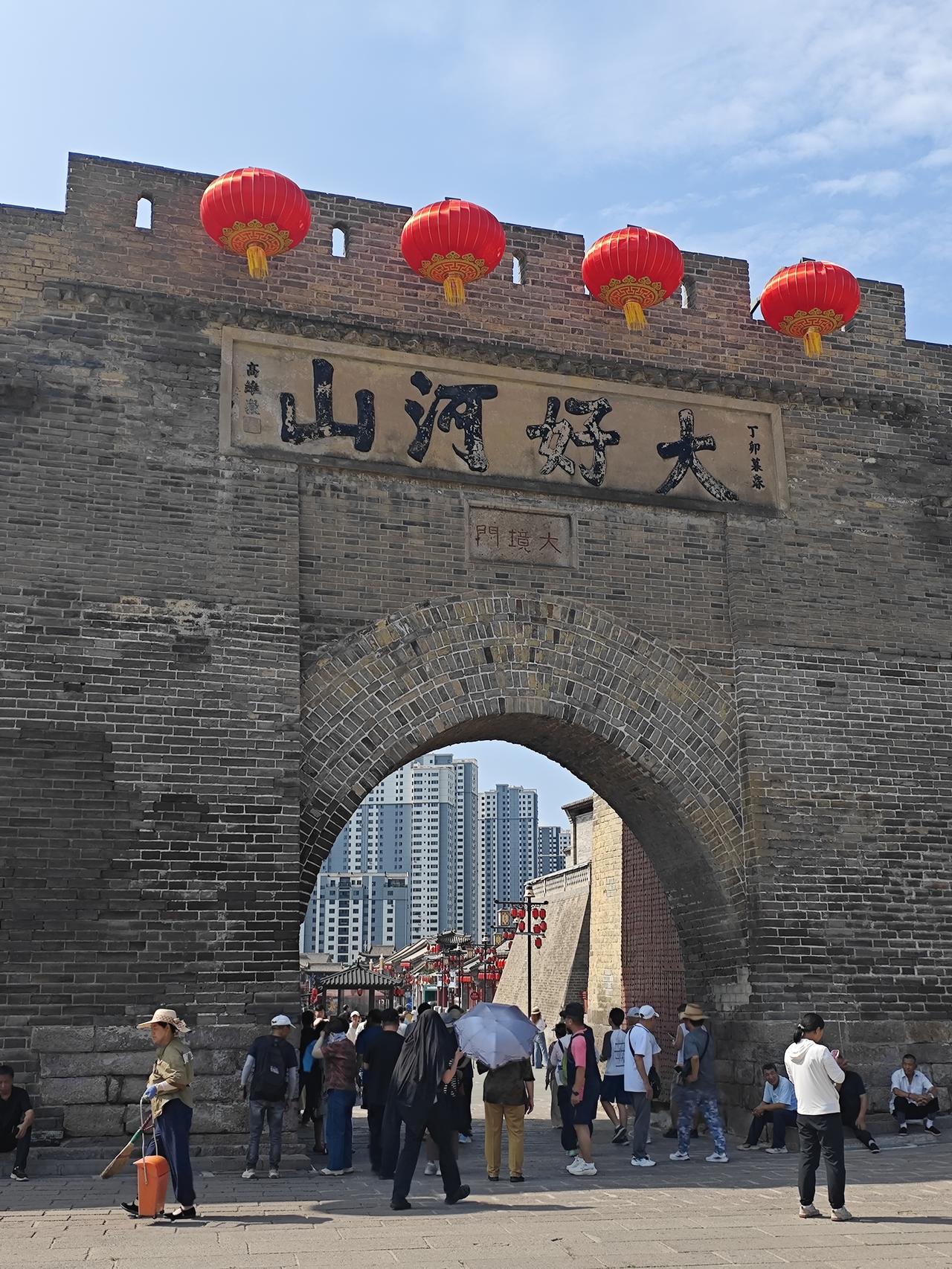 打卡大境门

离开乌兰察布，沿着京藏高速向张家口的大境门景区行驶，这一段高速，可