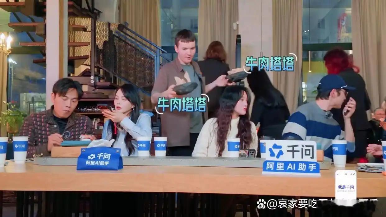看她们吃饭，像三对很有边界感的夫妻同事在拼桌 
