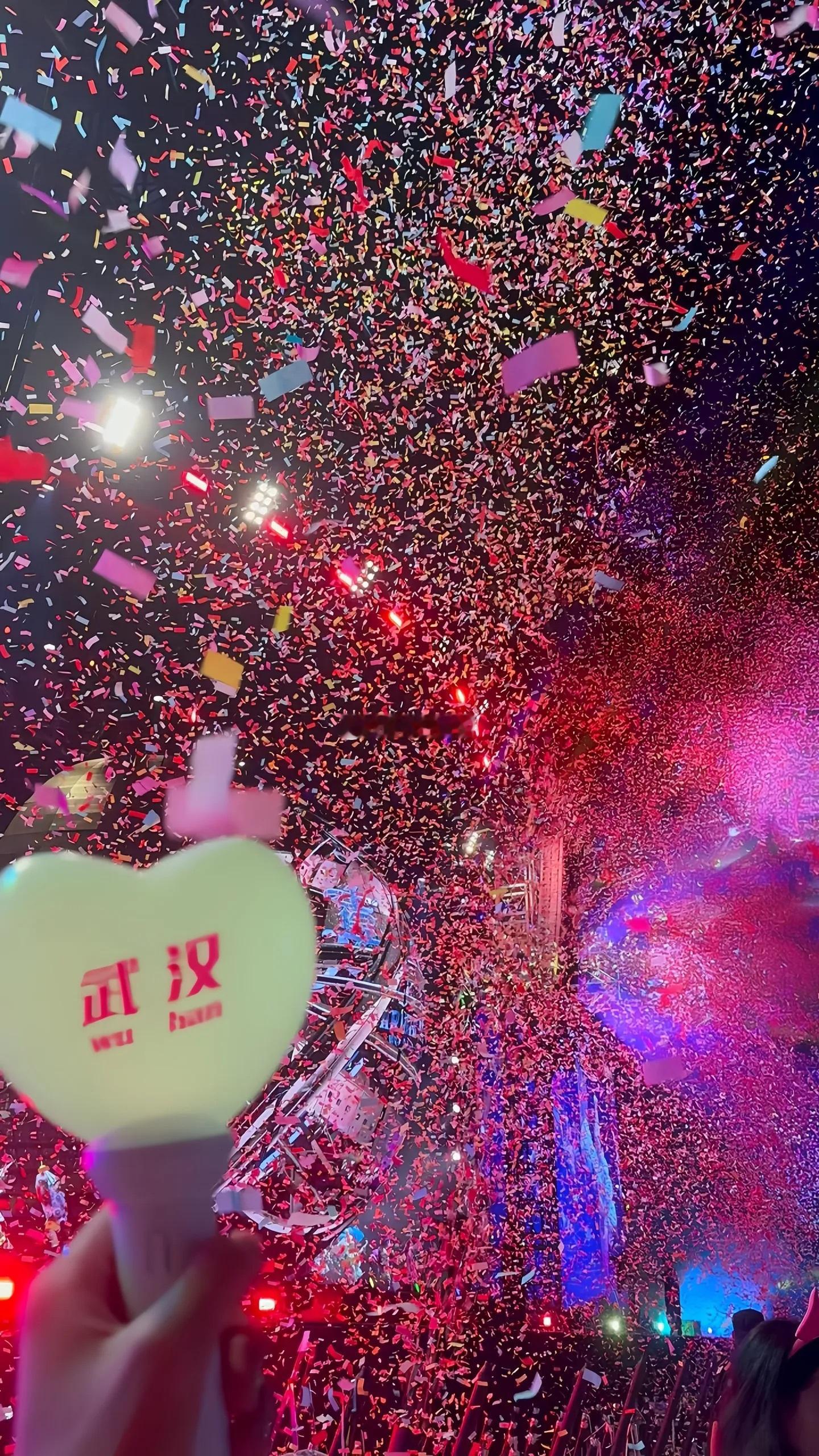 这两天总是刷到说周杰伦演唱会划水摸鱼还有各种角度黑的帖子虽然我只看了仅此两次嘉年