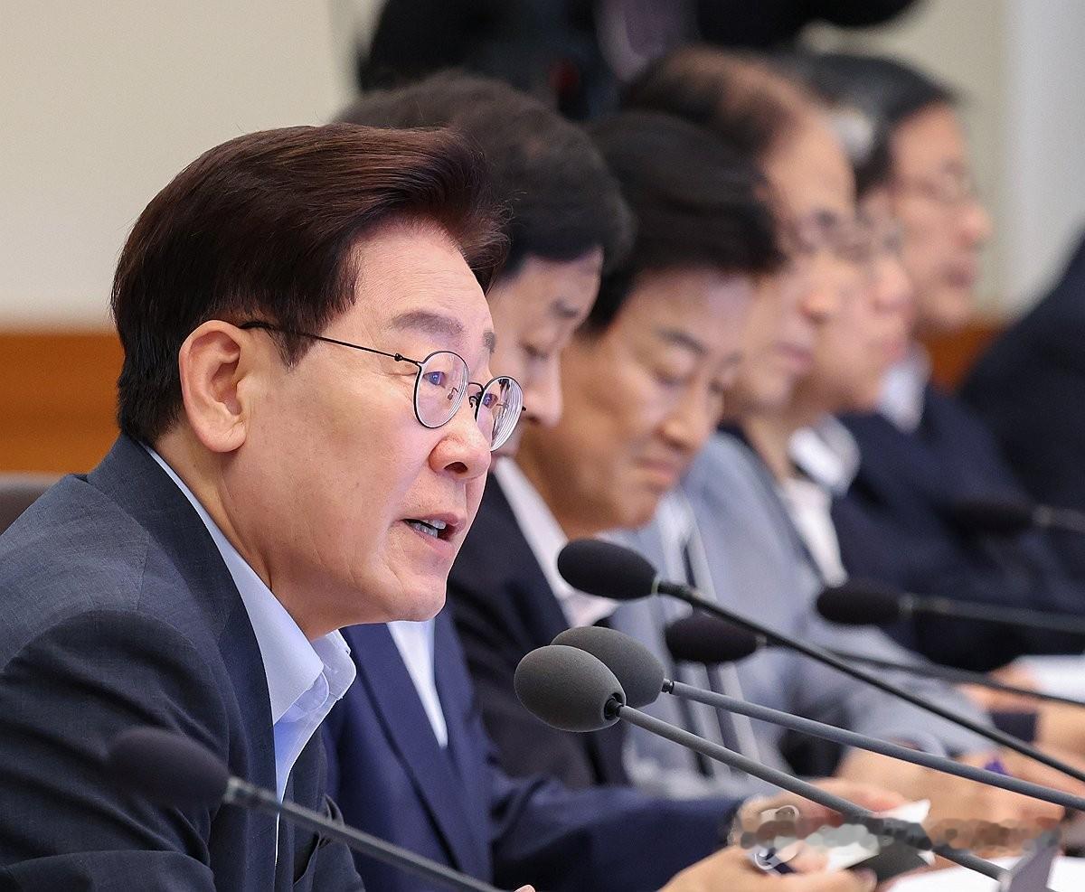 “检察官共和国”的丧钟终于敲响！韩国现任总统李在明手起笔落，公然签署法案，将矛头