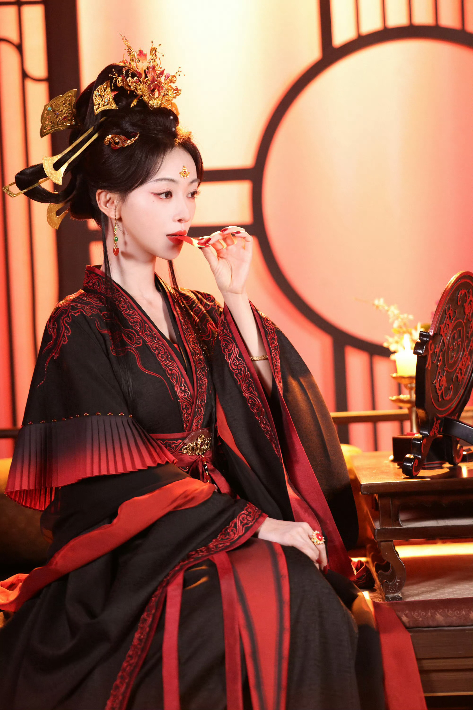 吴谨言魏哲鸣新剧纯恨感吴谨言魏哲鸣刚开机就恨海情天 吴谨言复仇皇后秦长歌浴火携恨