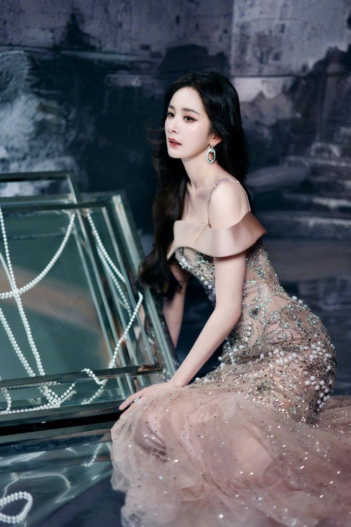 杨幂裸粉高定鱼尾礼裙美得让人移不开眼睛杨幂美成这样是什么意思 ​​​