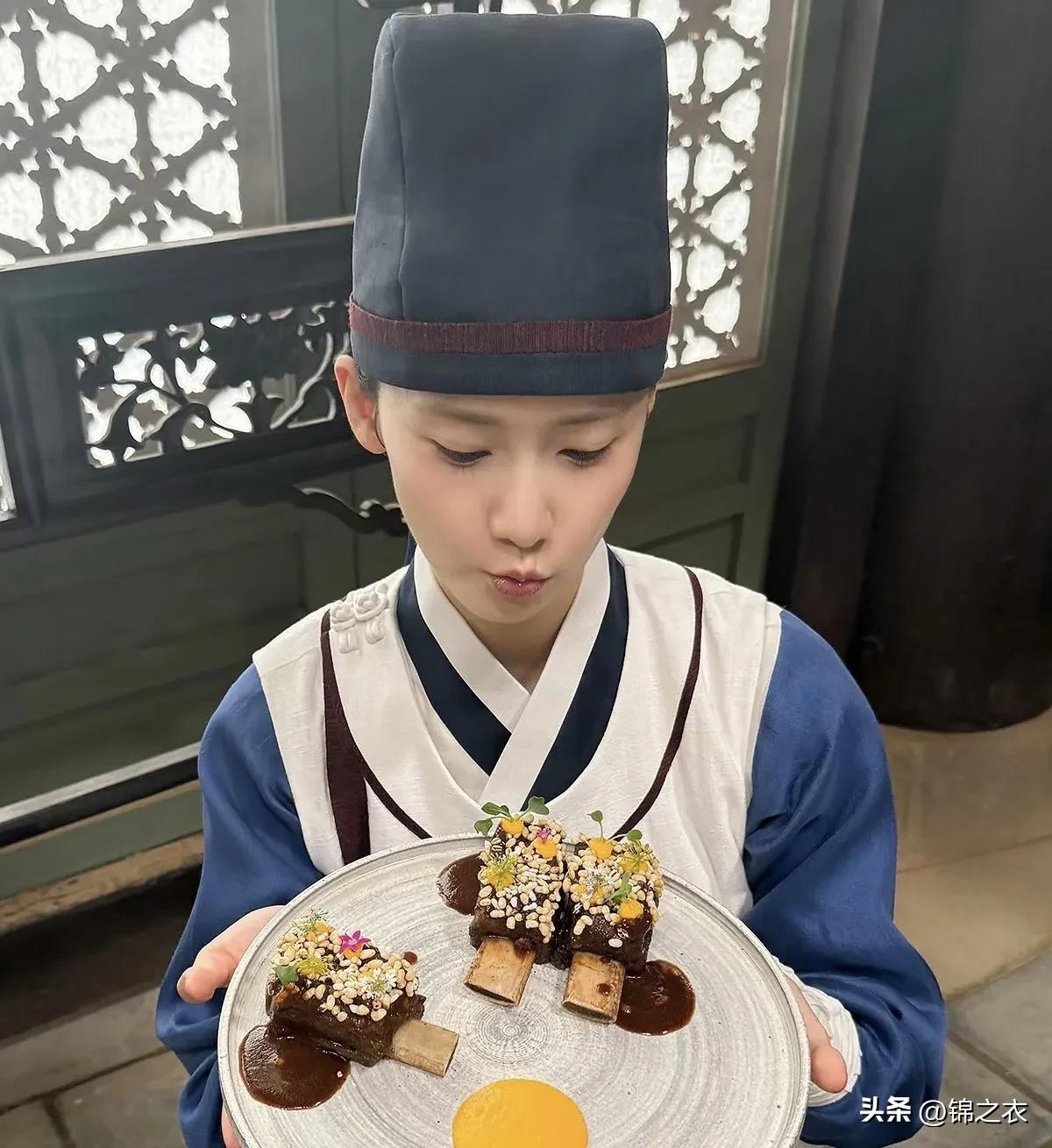 小韩一直暗戳戳搞这种摸黑我们的行为，就像他们的古装剧永远设置蛮横无理的中国使者。