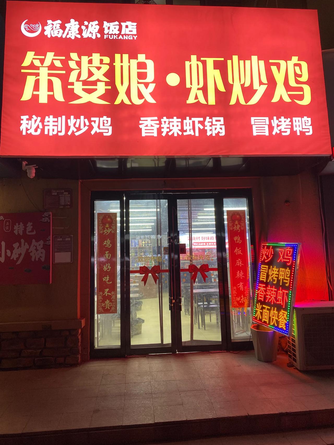 餐饮行业，消费者越来越理性，商家越来越情绪化。
面对消费低迷的餐饮市场，老板应该