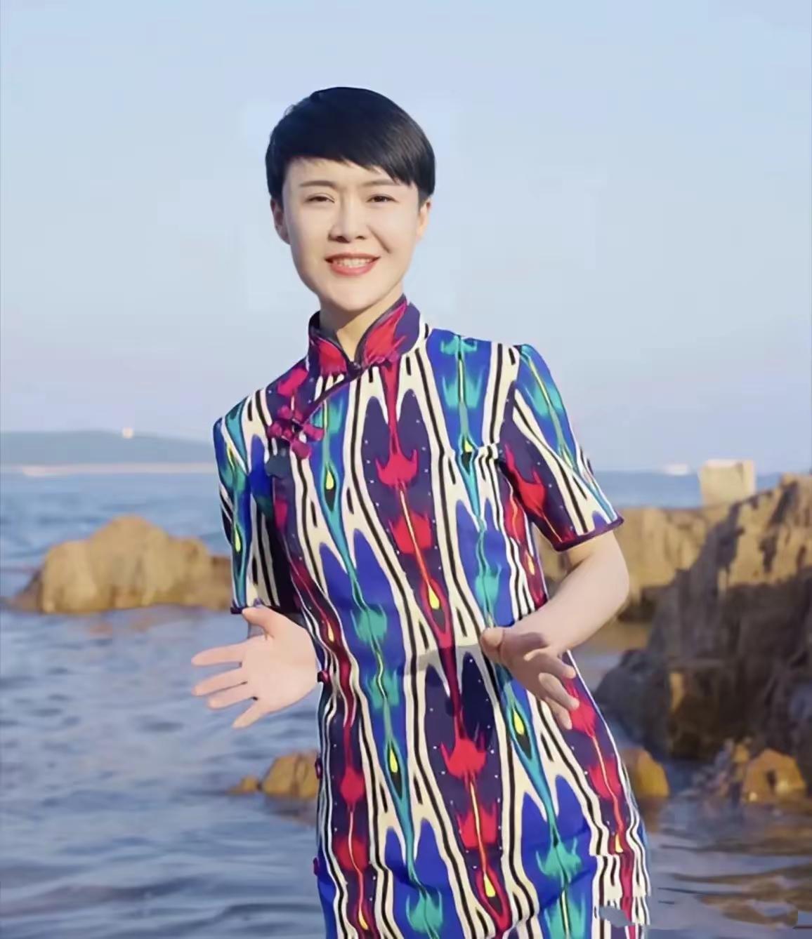 仔细翻看了贺娇龙的视频，

她有三个让我大为惊讶的地方，

1、她每次出现在大众