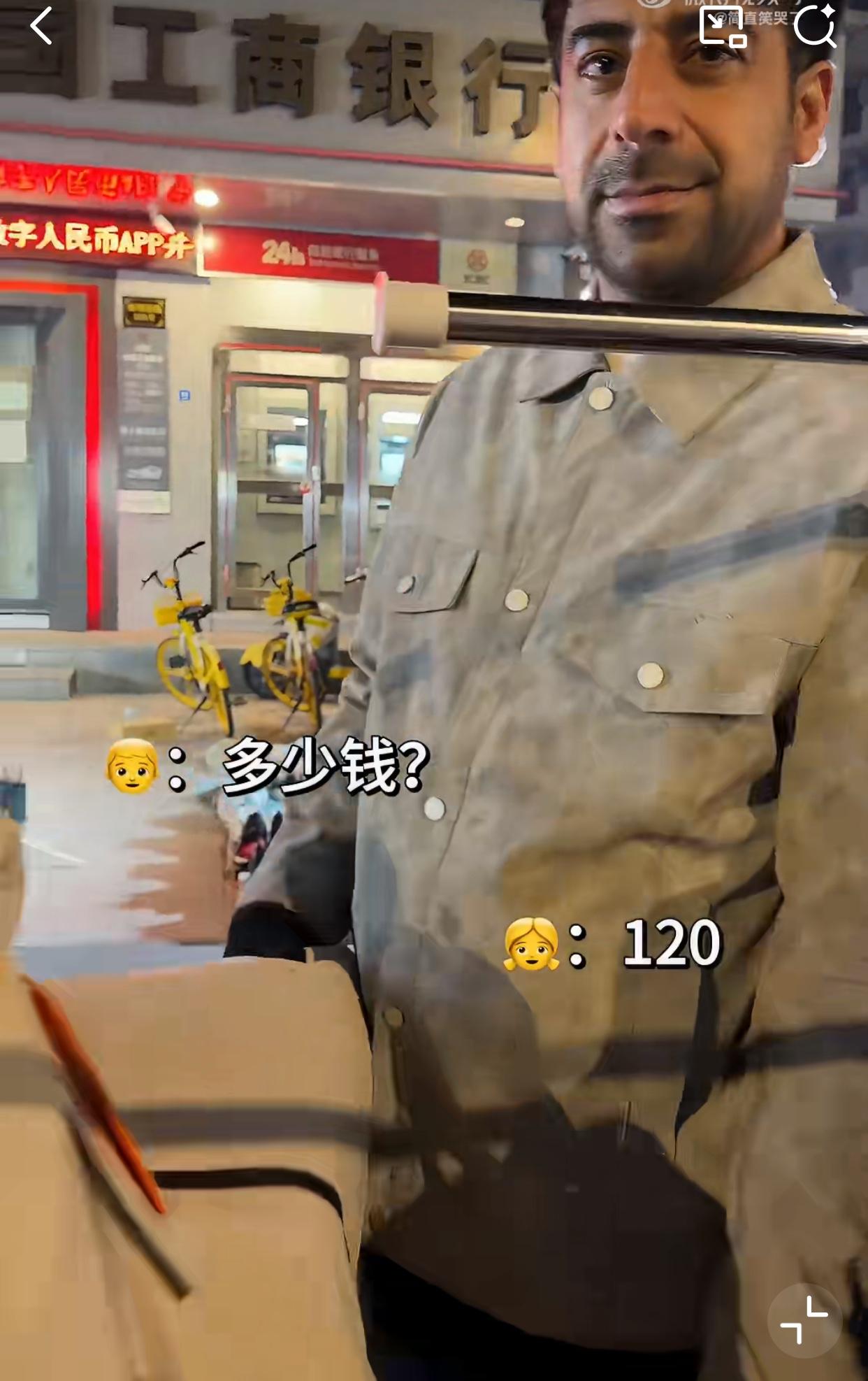 近日，浙江一姑娘在摆地摊卖男装时，迎来了一位印度顾客！

这名印度男子在她的摊位