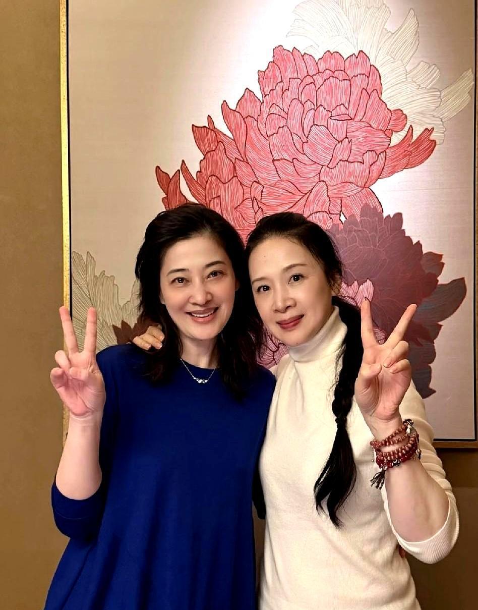 49岁女演员眼角细纹清晰特写，央视黄金档却连续三年为她留位。
别信什么中年危机，