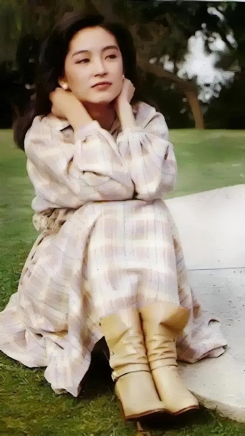 林青霞是一位著名的华语女演员，她的演技和外貌一直备受赞誉，是很多人心中的完美女性