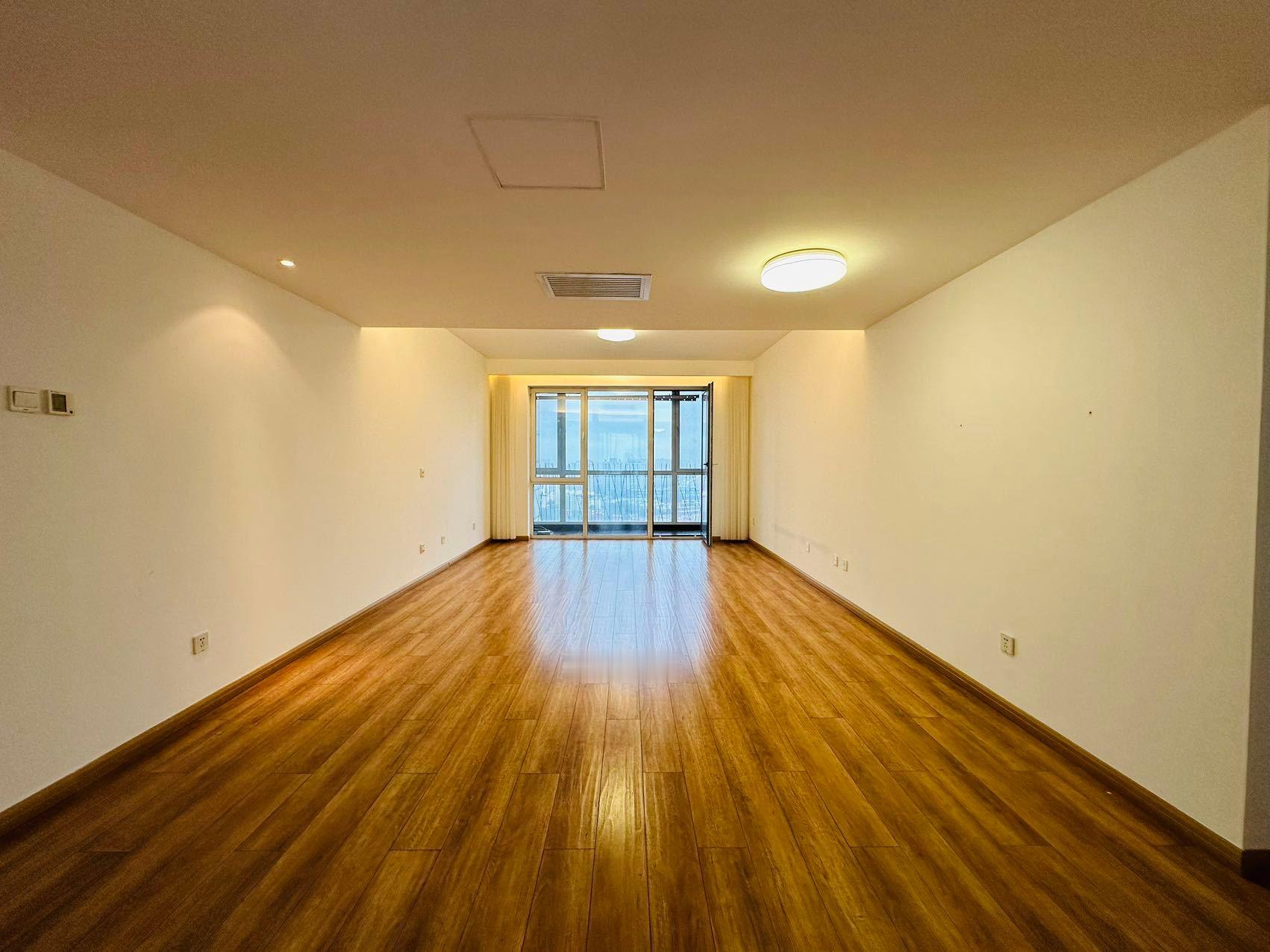 晚上来交接房子，住了一年，当时冲这个景儿，看了一眼就挑中了，有些时候选车选房，真