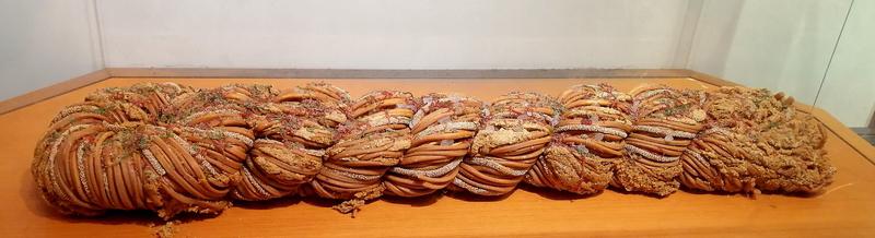 12月17日广东江门，女子路边摊上买38元一斤的大麻花，买之前摊主说“没多少钱”