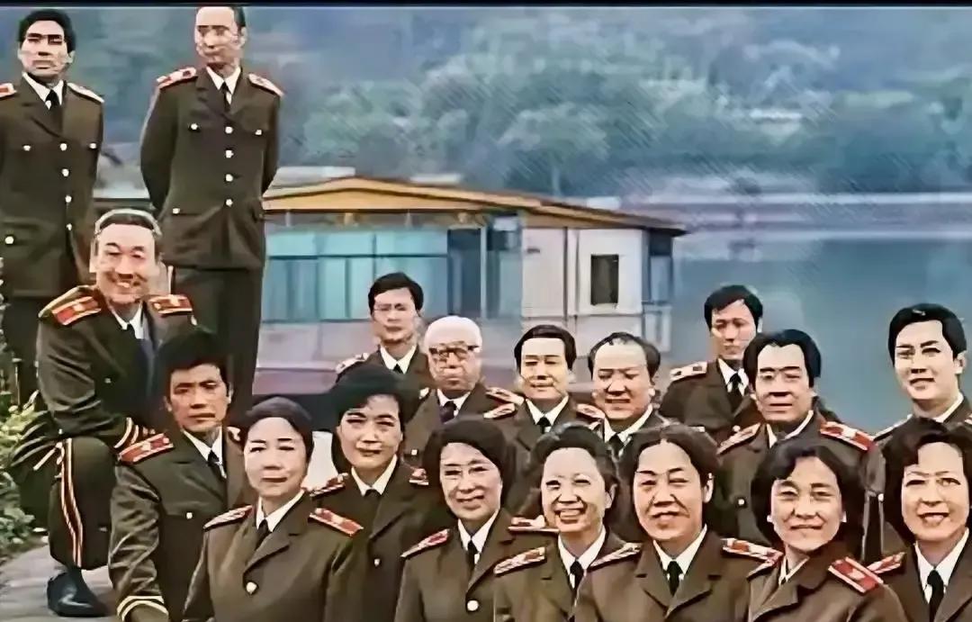 唐国强刘江林默予等老戏骨同框，照片里左边俩穿军装的大爷没人叫得出名字。
发帖小哥