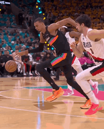 天赋怪，无人能挡，文班朝40分去了！
文班亚马十八般武艺样样精通！
2米25的中