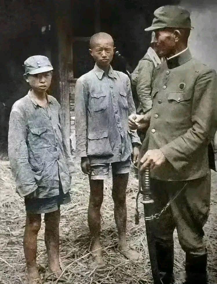 1938年，日军俘虏的两名八路军小战士，照片中他们看起来只有十三、四岁模样，，还