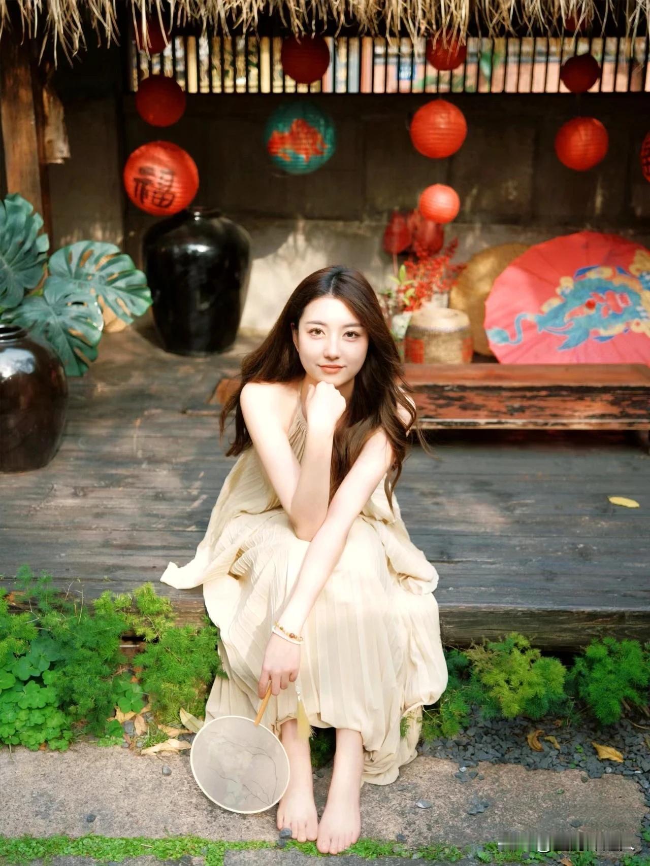 美人清坐，香罗帐暖，玉笛斜吹。#美艳倩影随心定# #春日佳人风采#
