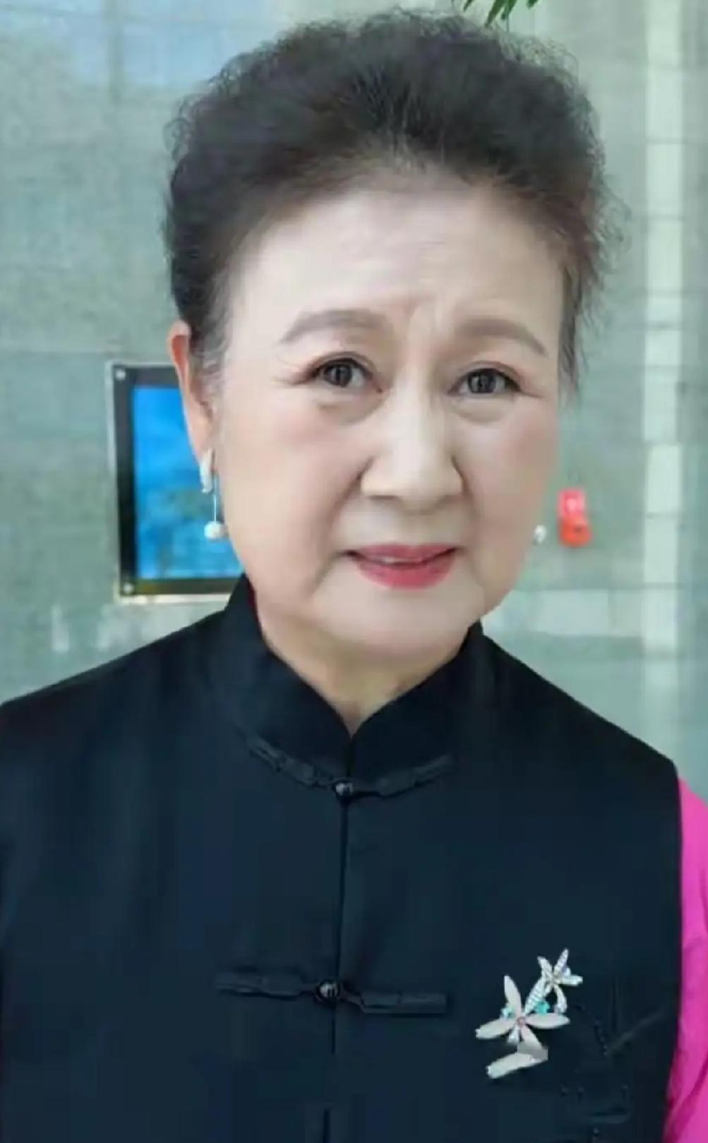 几年不见衰老惊人。黄晓娟二人转演员，拥有正师级待遇，真正的老戏骨。年轻时化妆就能