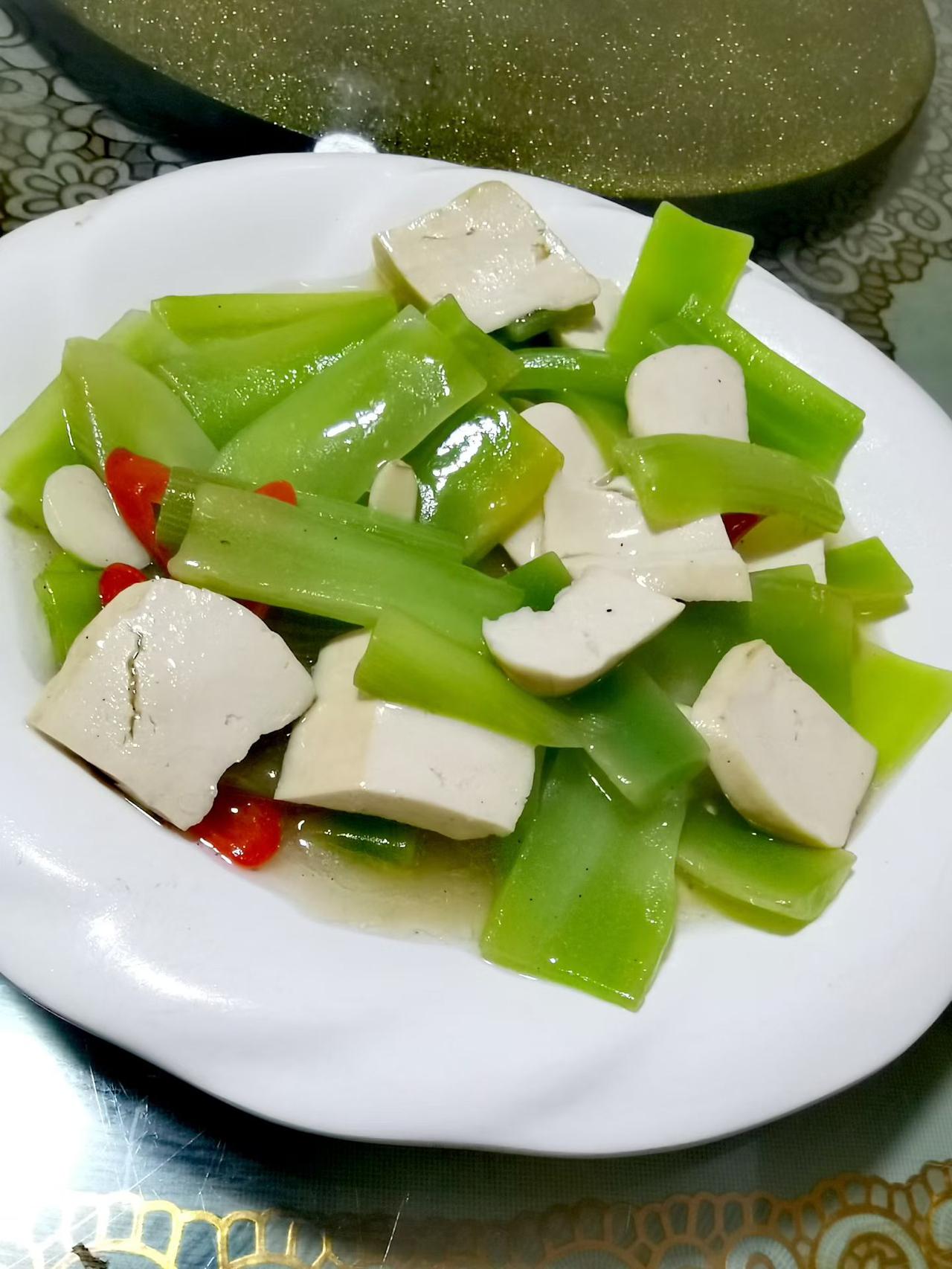 一盘青椒炒豆腐，真下饭！