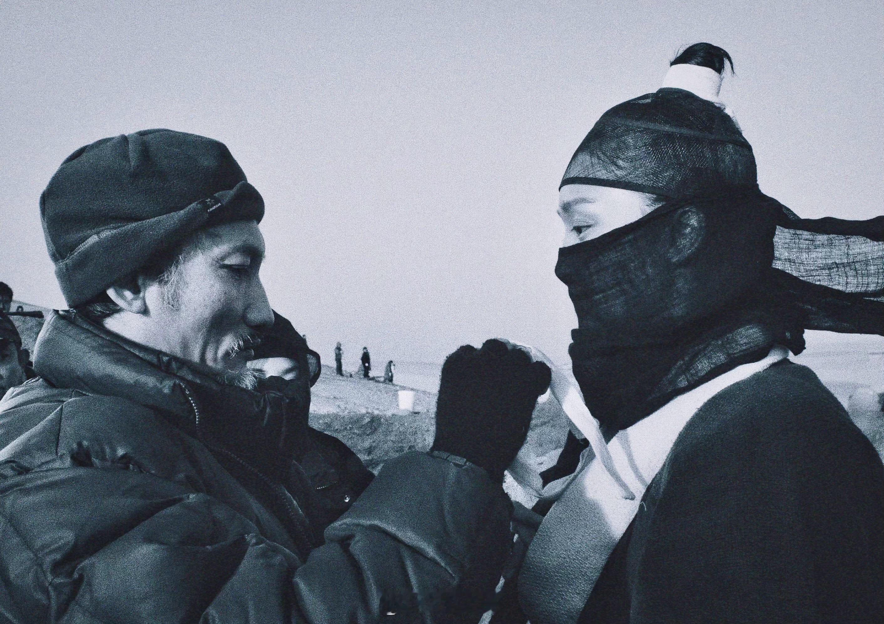 周迅搭乘花絮去幕后 老怪亲自为“凌雁秋”整理造型——拍摄【龙门飞甲】的周迅周迅 