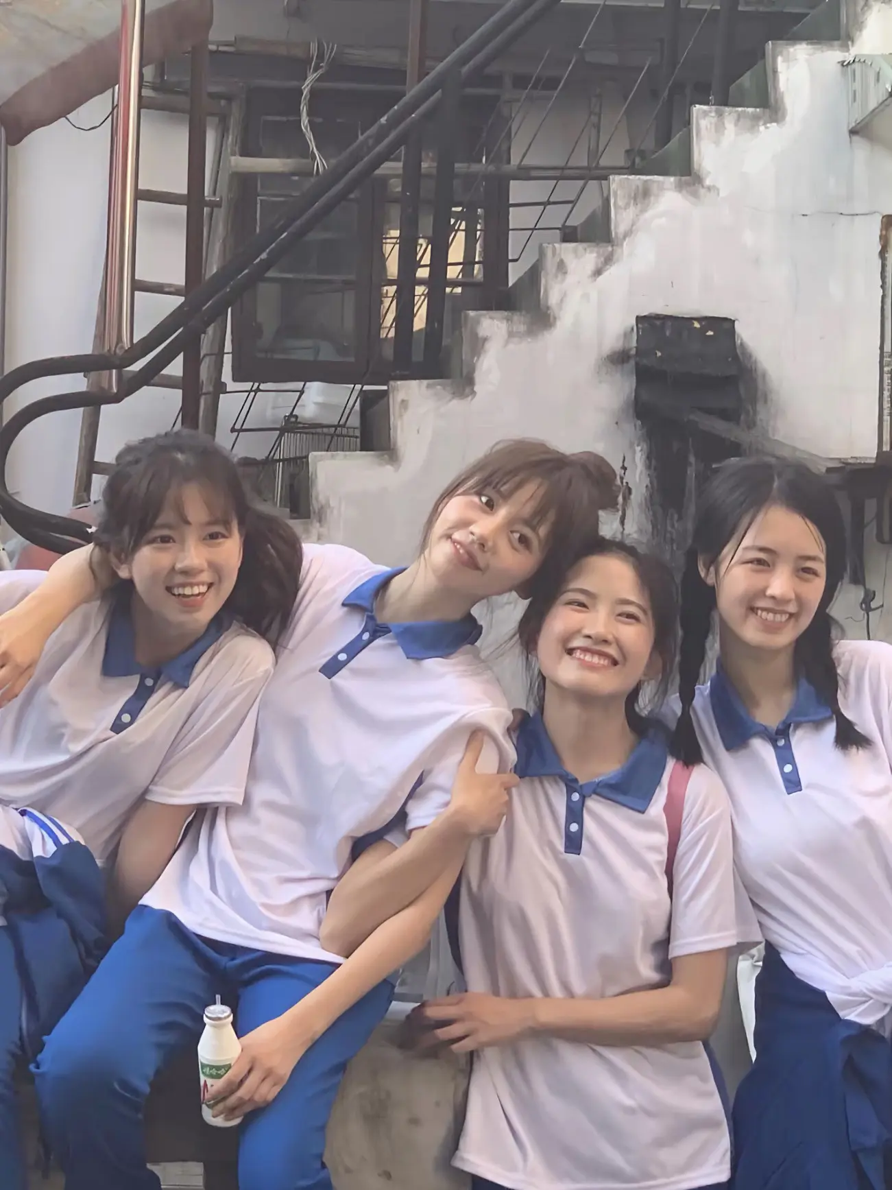 明明在学校的感觉很痛苦 可回头看 笑的最多的还是在学校