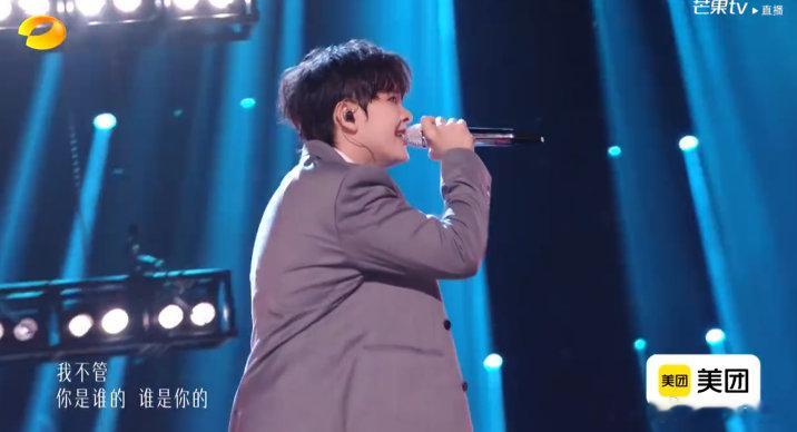 阿信尤长靖互动阿信给尤长靖鼓掌 尤长靖拿第三阿信来鼓掌，原唱和翻唱的最美互动就是