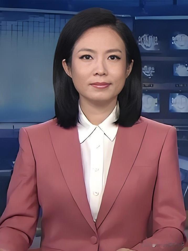 镜头前的她，从容大气，字正腔圆。宝晓峰以专业与温度，将天下事娓娓道来，是观众心中