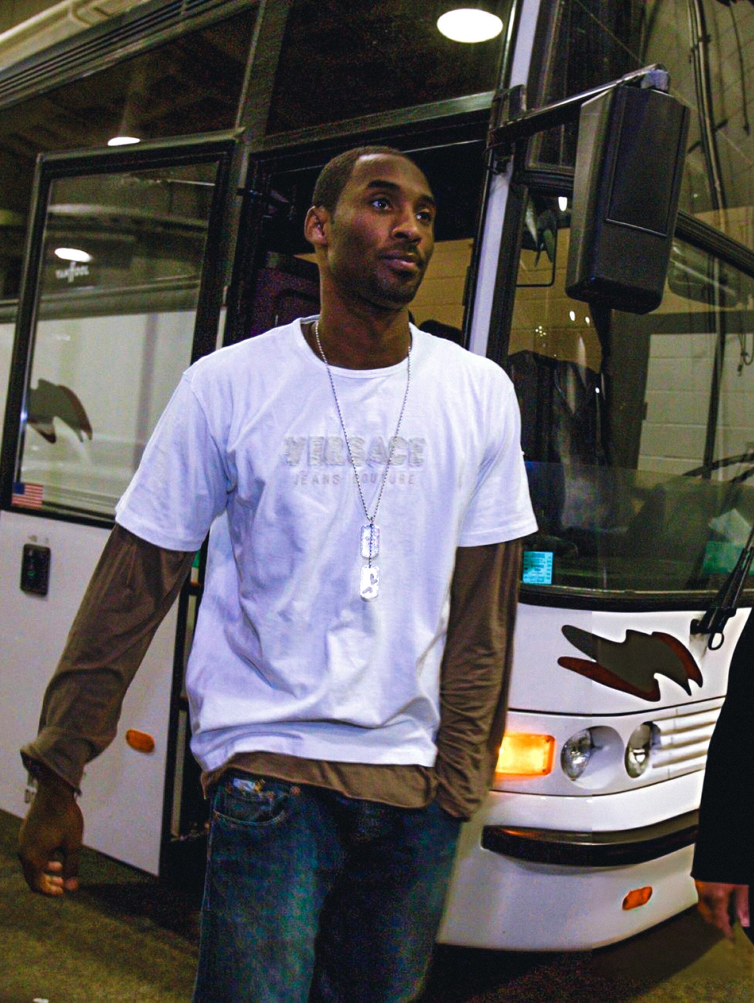 2004年的科比到达客场  简单穿搭 Tee + 牛仔裤 + AF1科比
