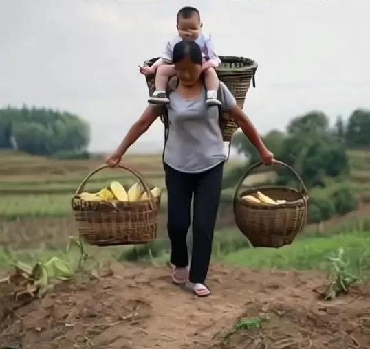 孩子一声“妈”，怎么就拴住了妈妈的心？
今天刷到个视频：地铁上，一位妈妈一手抱着