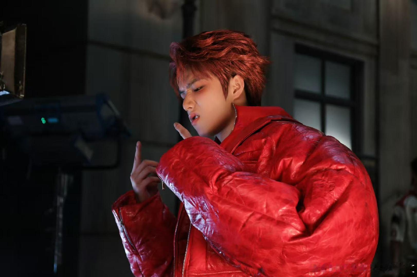 刘耀文红衣红发造型 我们耀文就这样红红的很安心～ 