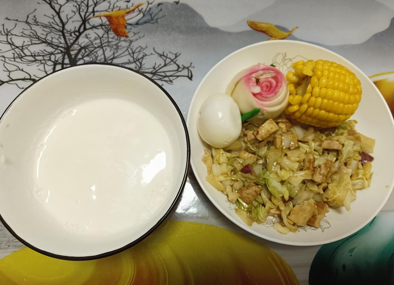 鸡蛋每天必吃，奶偶尔喝。
吃饭总是当任务来完成。