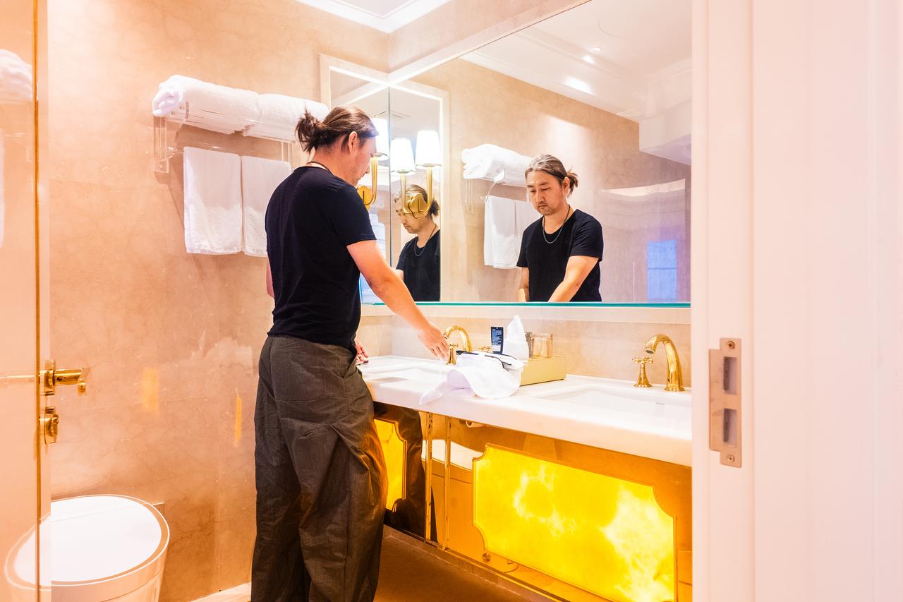 来到金寨县，入住金寨国际酒店，这里的装修风格很欧式，房间内的镜子很多，打开房门，