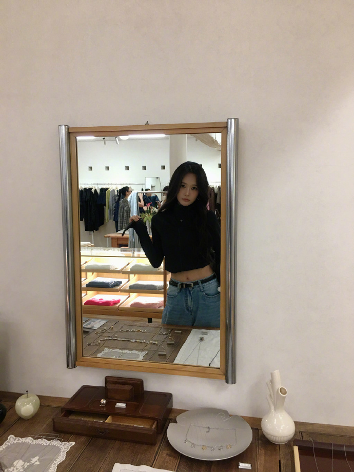 李一桐夜街酷感休闲穿搭，这套造型的核心是一件黑色竖纹肌理立领拉链上衣，立体的分割