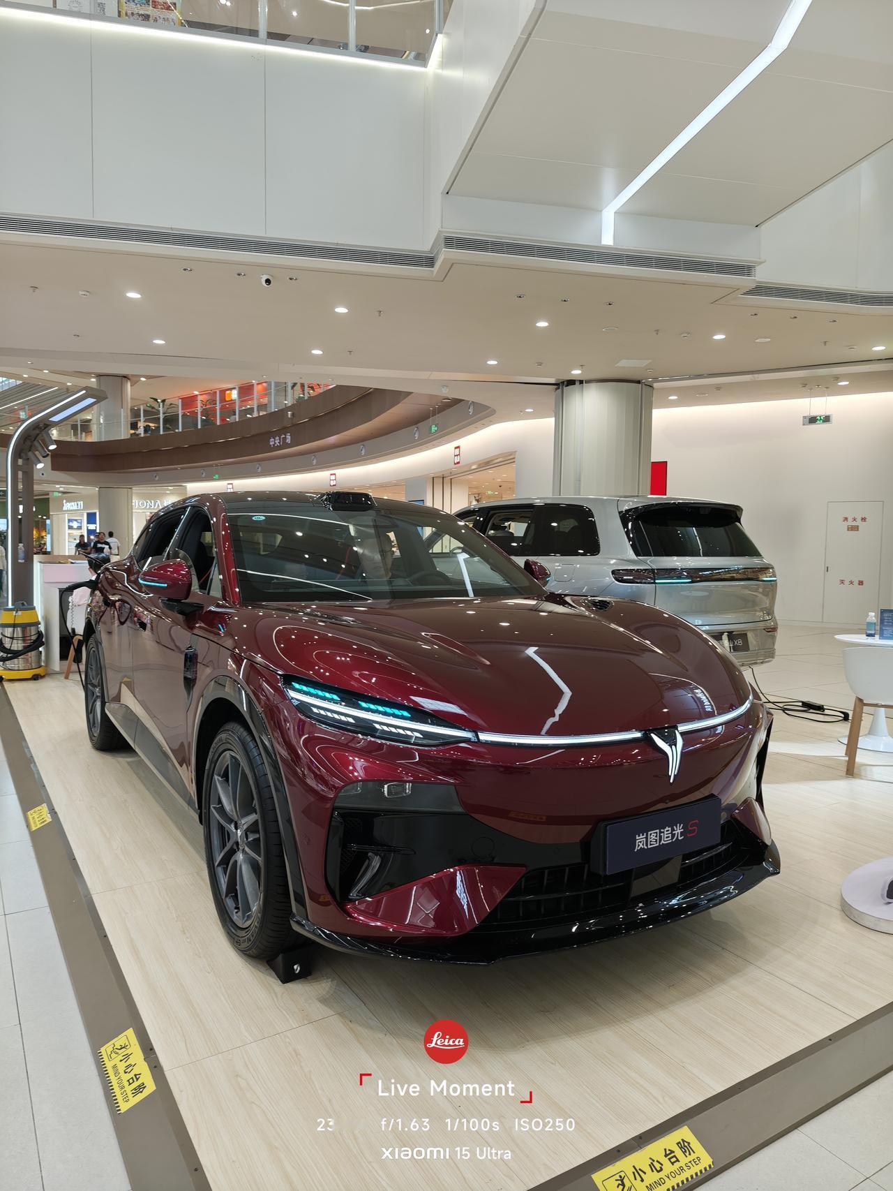 看完了这辆国产车，我真的坐不进Model Y了
今天逛商场被一台红色岚图追光S钉