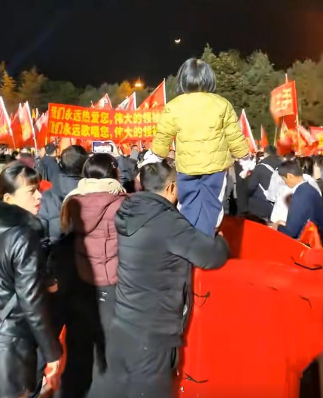 看到一个视频，韶山广场上，爸爸高高的托举孩子，尽量让她的视野宽阔些，让她看红旗招